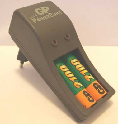 Зарядно устройство GP2100 с 2 R6/AA