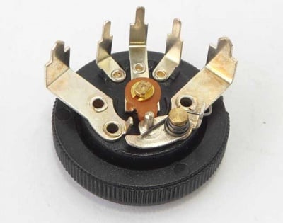 Потенциометър 100OM с ключ LIN-31