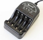 Зарядно устройство MN811 с 4 R6/AA